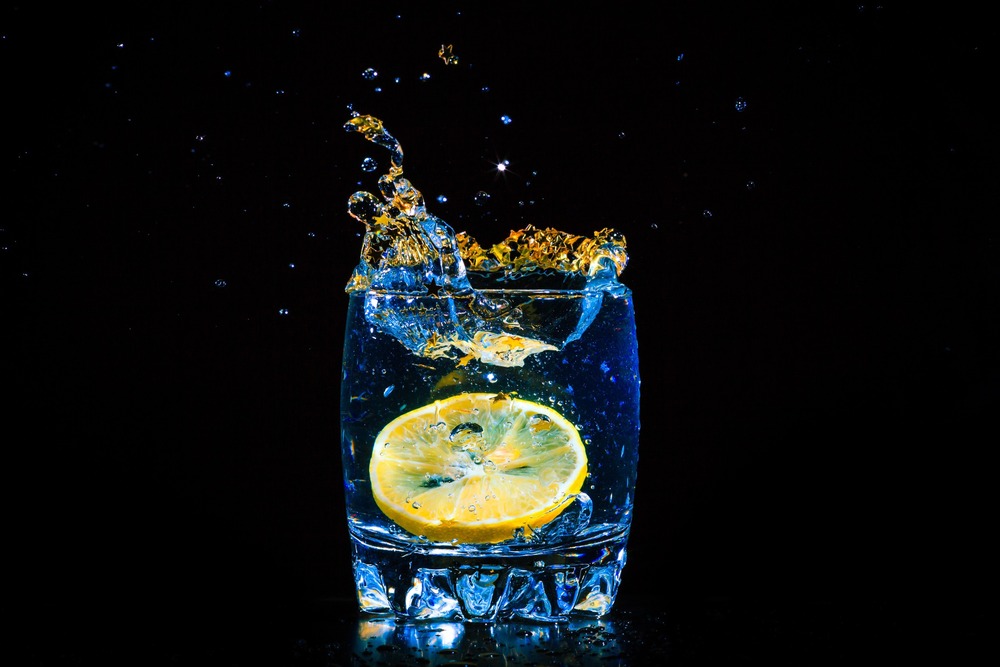 vaso con limon efecto splash